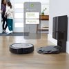 Robotski usisavač iRobot Roomba i3+ i3558, Automatsko pražnjenje spremnika sustavom Clean Base®