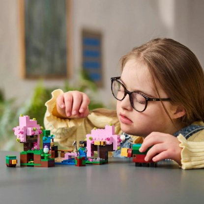 LEGO MINECRAFT Vrt s trešnjama u cvatu