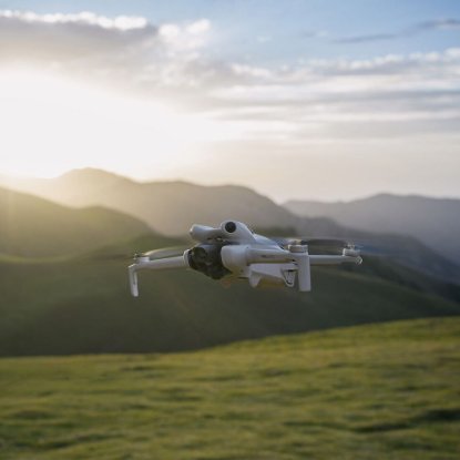 Dron DJI Mini 4 Pro, 4K kamera, 3-axis gimbal, vrijeme leta do 34min, daljinski upravljač, bijeli