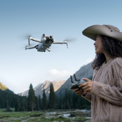 Dron DJI Mini 4 Pro, 4K kamera, 3-axis gimbal, vrijeme leta do 34min, daljinski upravljač, bijeli
