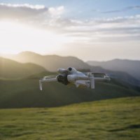 Dron DJI Mini 4 Pro, 4K kamera, 3-axis gimbal, vrijeme leta do 34min, DJI RC 2 daljinski upravljač, bijeli