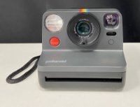 RABLJENI - POLAROID instant fotoaparat Originals Now, Gen.3, sivi + Color film za I-Type