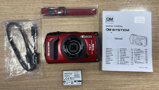 RABLJENI - Digitalni fotoaparat OLYMPUS TG-7, crveni