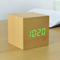 Digitalni sat GINGKO Cube Beech Click Clock, zeleni LED