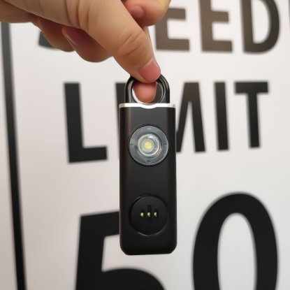 Osobni alarm ARIZA 2004, privjesak, LED svjetlo, punjiva baterija, crni