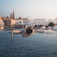 Dron DJI Mini 4 Pro, 4K kamera, 3-axis gimbal, vrijeme leta do 34min, daljinski upravljač, bijeli