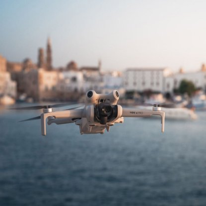Dron DJI Mini 4 Pro, 4K kamera, 3-axis gimbal, vrijeme leta do 34min, daljinski upravljač, bijeli