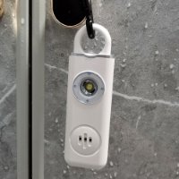 Osobni alarm ARIZA 2004, privjesak, LED svjetlo, punjiva baterija, bijeli