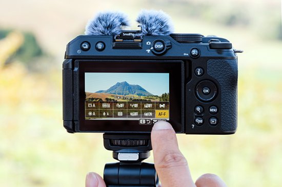 Digitalni fotoaparat NIKON Z30 Vlogger Kit, 20,9 Mp, DX CMOS senzor, 4K Ultra HD, crni