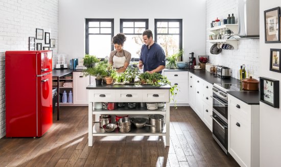 Hladnjak AMICA KGC15630R, kombinirani, 144 cm, 162/44 l, AutoDefrost, energetski razred E, crveni