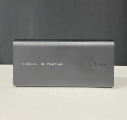 RABLJENI - Mobilni USB punjač VEGER ACE100, 10000 mAh, ugrađena EU utičnica, crni