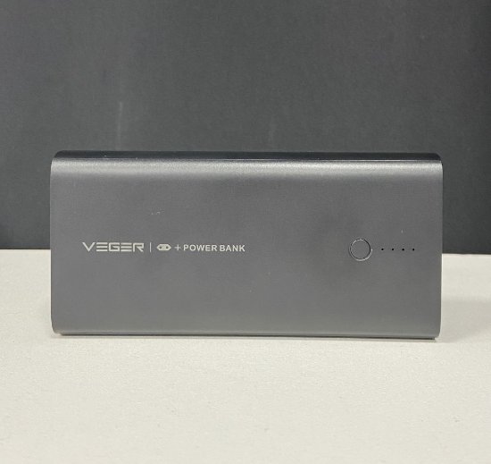 RABLJENI - Mobilni USB punjač VEGER ACE100, 10000 mAh, ugrađena EU utičnica, crni