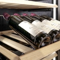 Ugradbeni hladnjak za vino CASO DESIGN WineDeluxe WD 41, za 41 bocu, 2 temperaturne zone, energetski razred F, crni