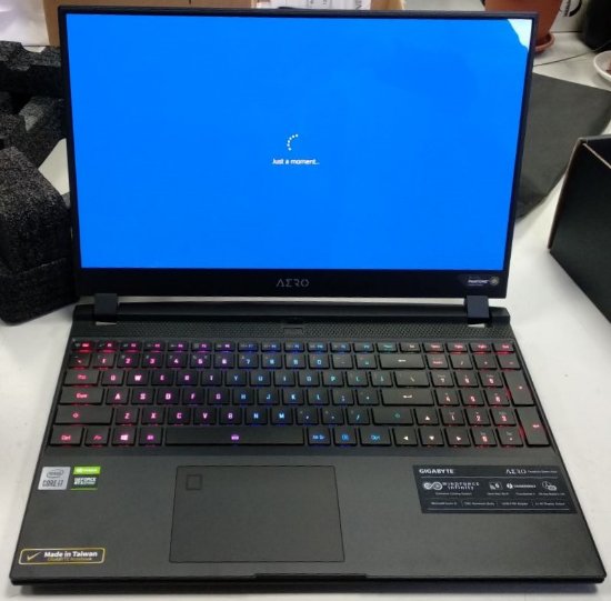 IZLOŽBENI - Laptop GIGABYTE AERO 15 KC-8EE5130SP / Core i7 10870H, 16GB, 512GB SSD, GeForce RTX 3060P 6GB 105W, 15.6" 4K OLED, Windows 10 Pro, crni