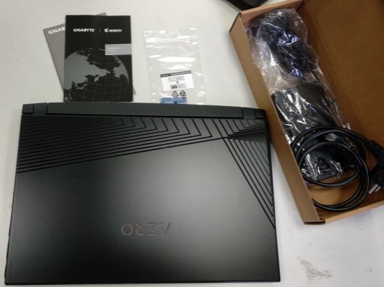 IZLOŽBENI - Laptop GIGABYTE AERO 15 KC-8EE5130SP / Core i7 10870H, 16GB, 512GB SSD, GeForce RTX 3060P 6GB 105W, 15.6" 4K OLED, Windows 10 Pro, crni