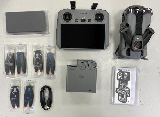 OPEN BOX - Dron DJI Mini 5 Pro Fly More Combo (DJI RC2), 4K kamera, 3-axis gimbal, vrijeme leta do 36min, smart daljinski upravljač, sivi