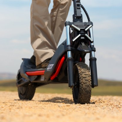 IZLOŽBENI - Električni romobil SEGWAY Ninebot KickScooter ZT3 Pro I, autonomija do 95km, brzina 25km/h, kotači 11˝, crni