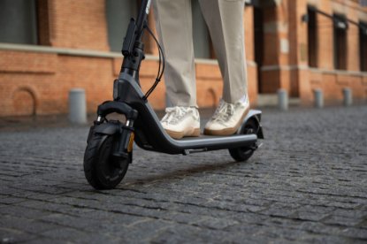 Električni romobil SEGWAY Ninebot KickScooter E2 E II, autonomija do 25km, brzina 20km/h, kotači 8,1˝, crni