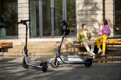 Električni romobil SEGWAY Ninebot KickScooter E2 E II, autonomija do 25km, brzina 20km/h, kotači 8,1˝, crni