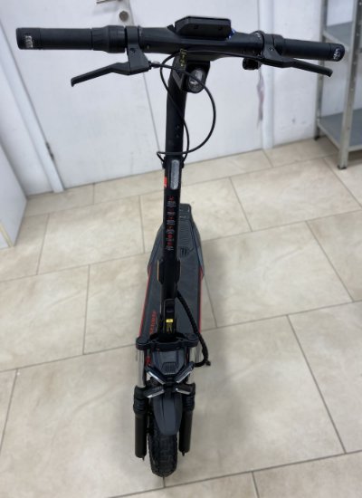 RABLJENI - Električni romobil SEGWAY Ninebot KickScooter ZT3 Pro I, autonomija do 95km, brzina 25km/h, kotači 11˝, crni