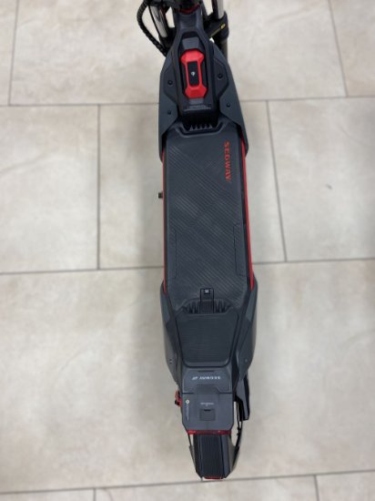 RABLJENI - Električni romobil SEGWAY Ninebot KickScooter ZT3 Pro I, autonomija do 95km, brzina 25km/h, kotači 11˝, crni